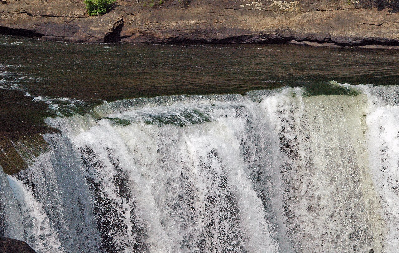 Cumberland Falls (east of Honeybee, Kentucky, USA) 2 (20035049915)